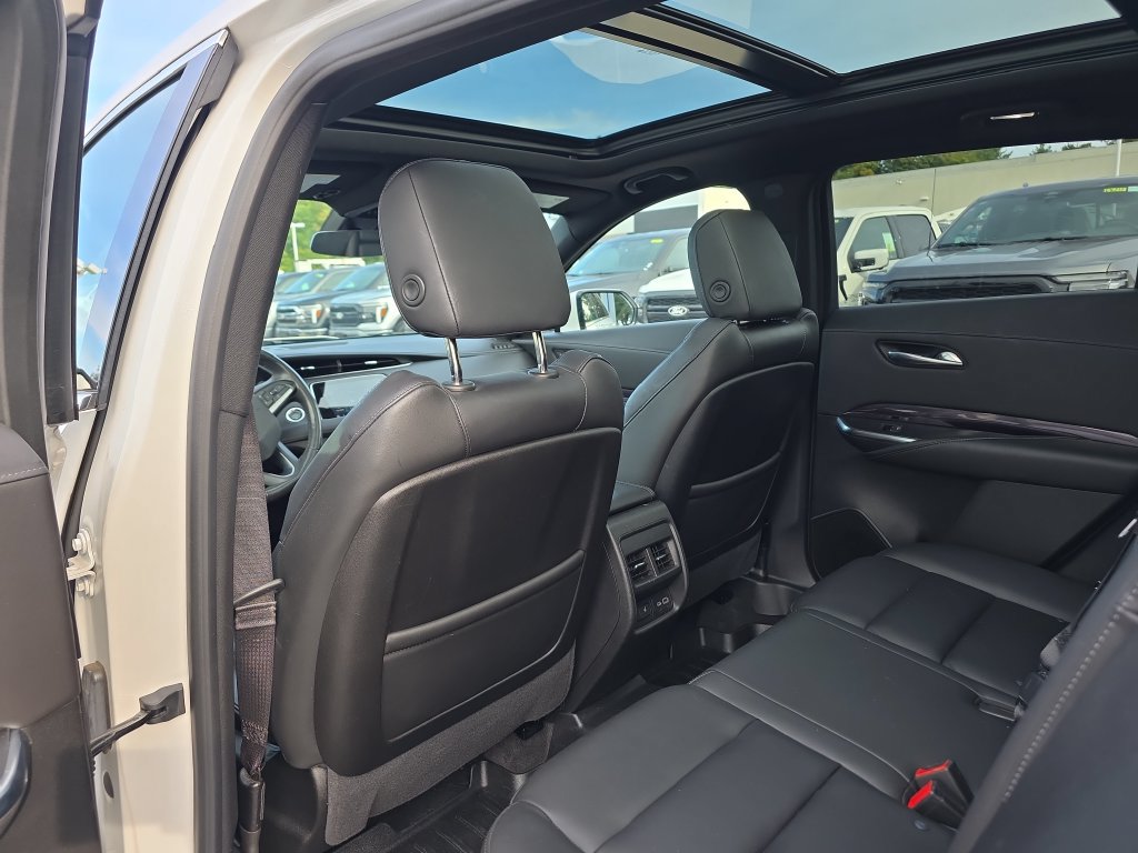 Used 2021 Cadillac XT4 Luxury w/ Cold Weather Package AWD/4WD image 18