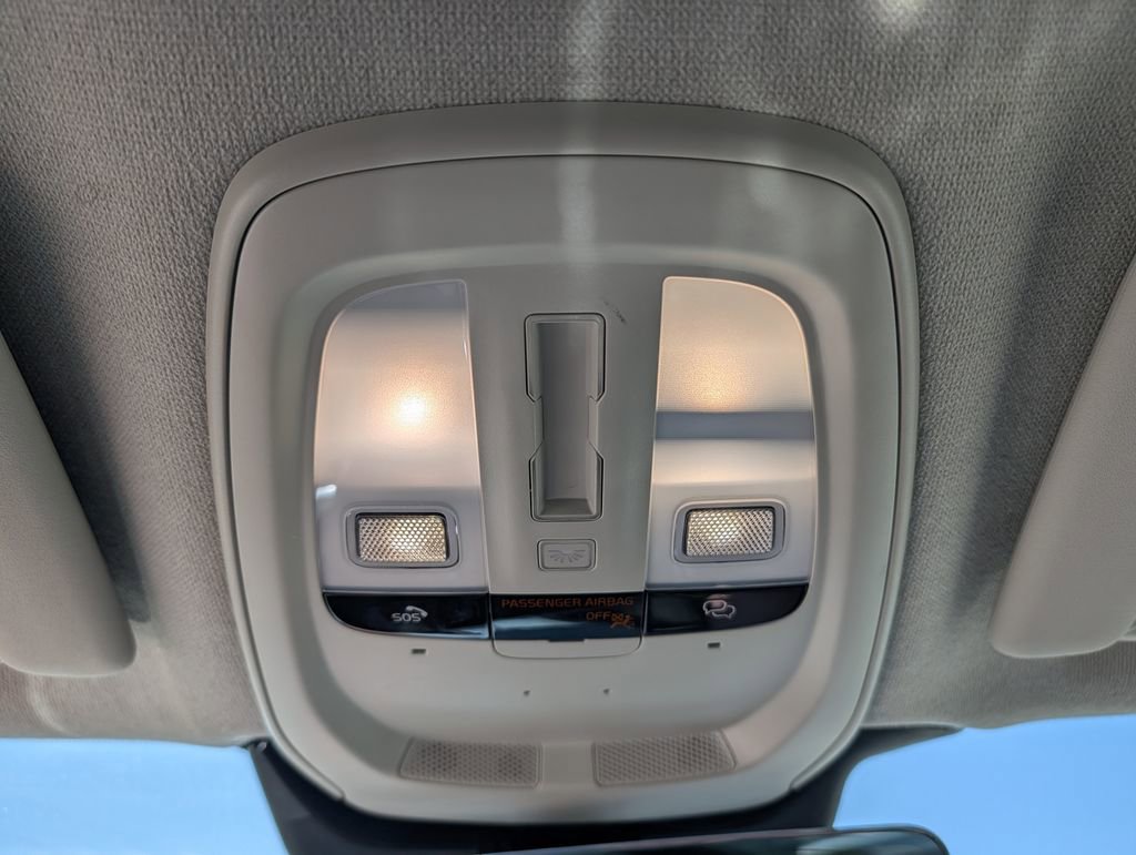 Used 2025 Volvo XC40 B5 Plus AWD/4WD image 18
