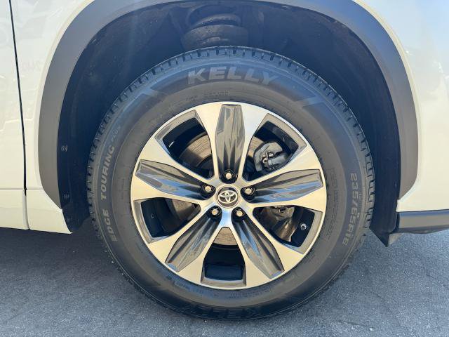 Used 2025 Toyota Highlander XLE FWD image 16