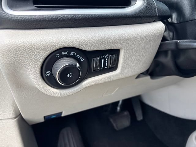 Used 2024 Chrysler Pacifica Limited FWD image 14