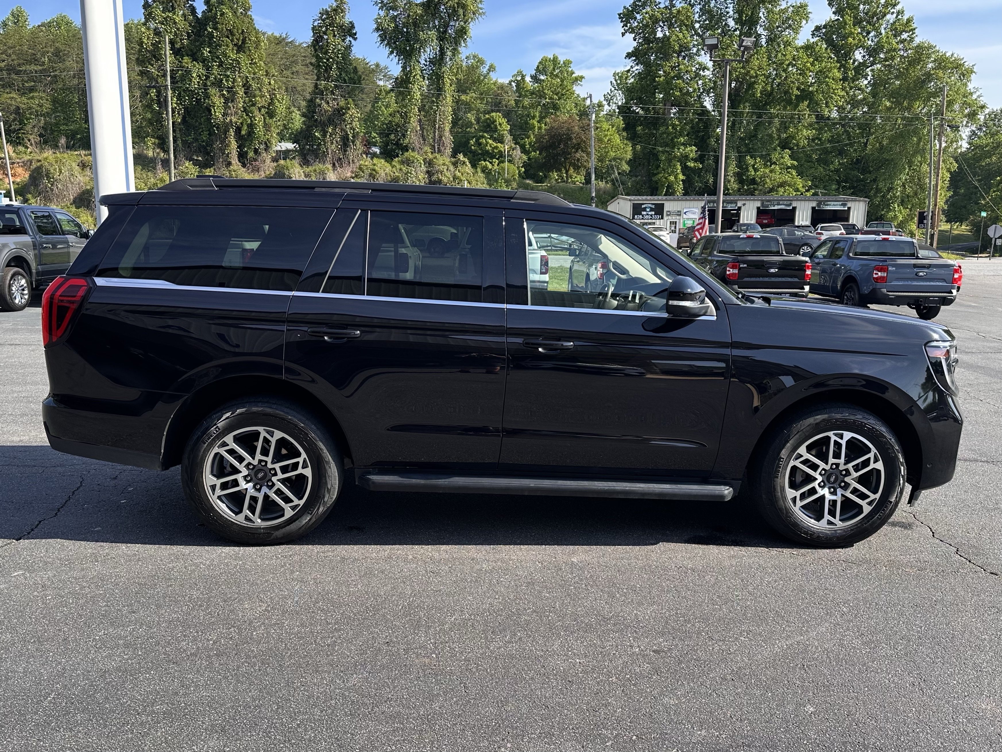 Certified 2025 Ford Expedition Active AWD/4WD image 5