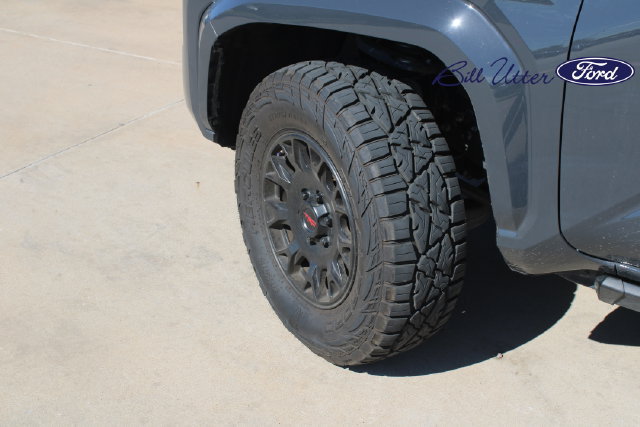 Used 2025 Toyota Tacoma SR5 AWD/4WD image 9