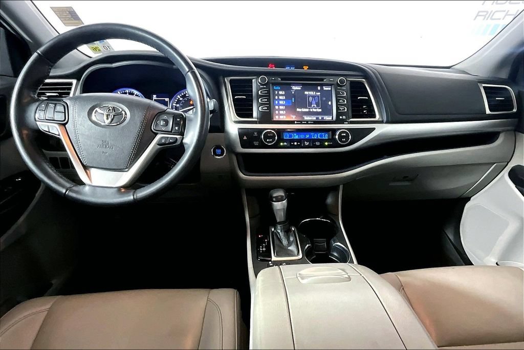 Used 2019 Toyota Highlander XLE FWD image 11