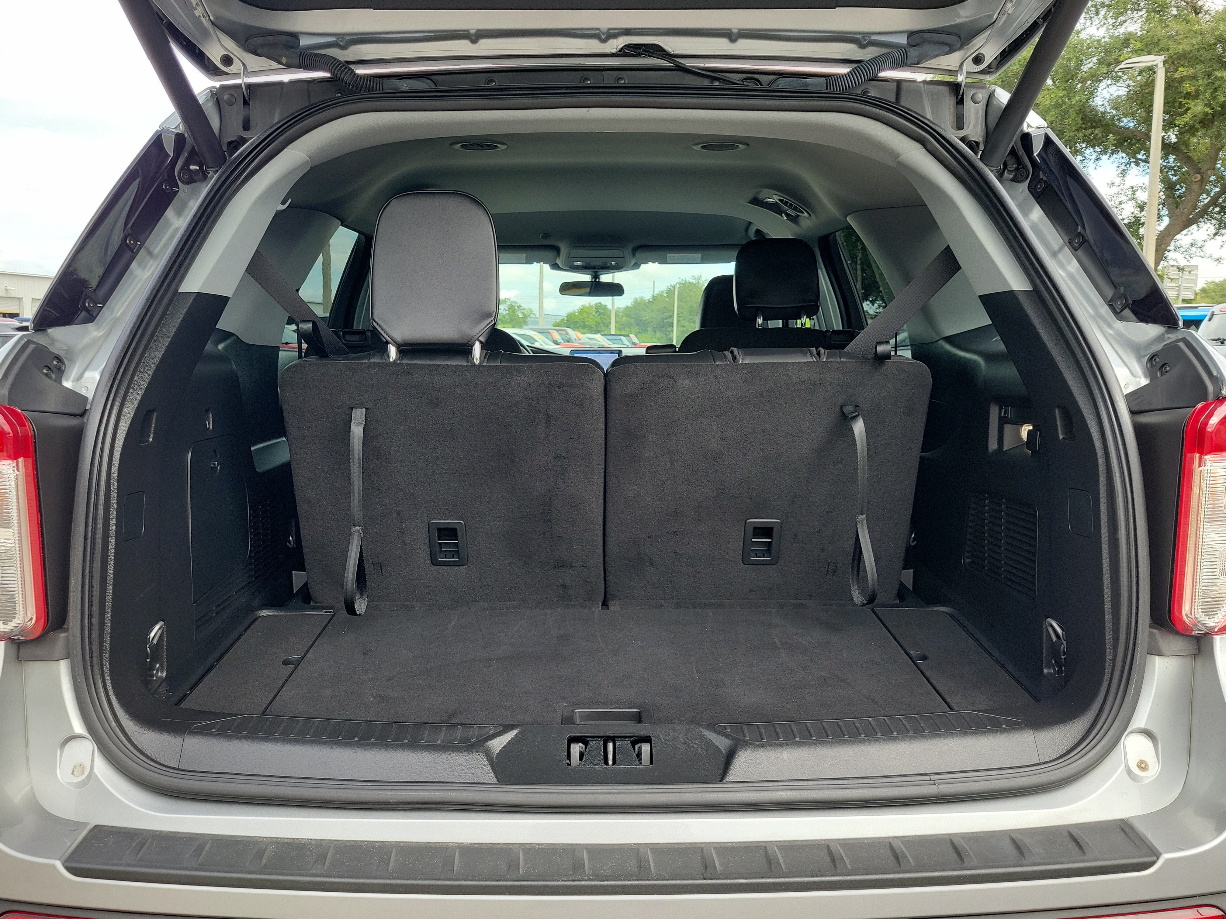 Certified 2023 Ford Explorer XLT w/ Equipment Group 202A RWD image 9