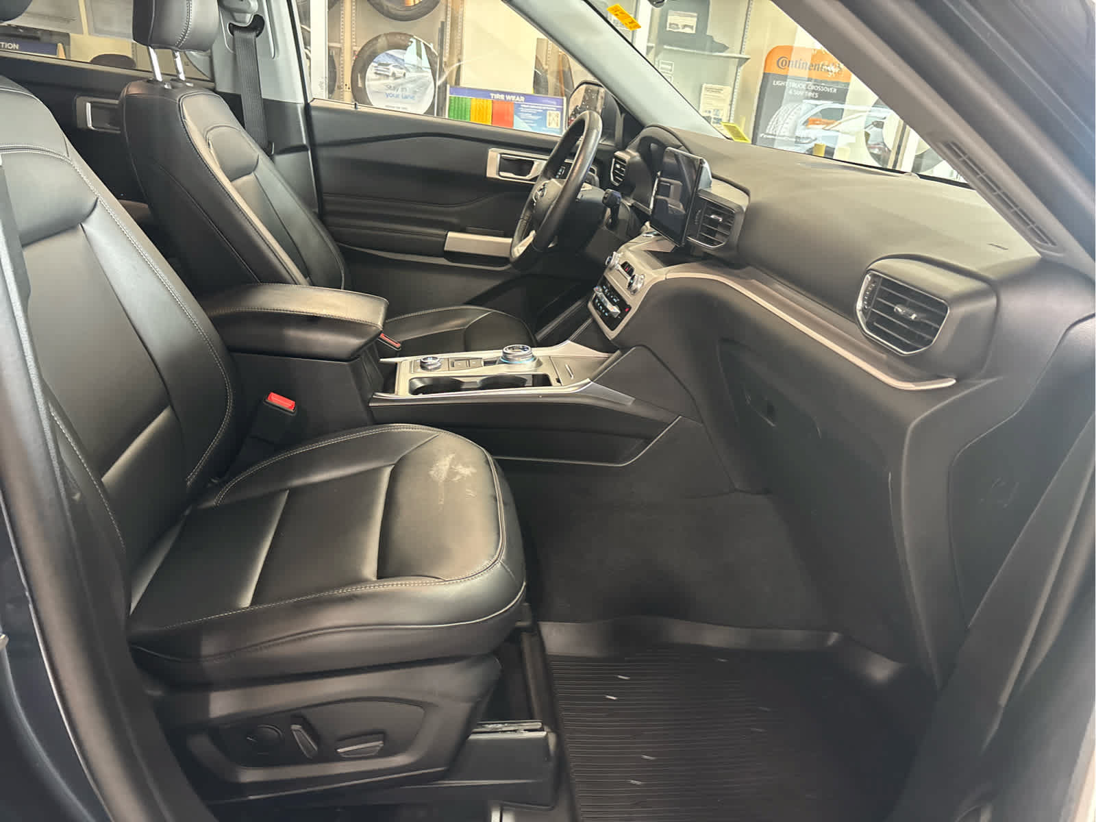 Certified 2024 Ford Explorer XLT w/ Equipment Group 202A AWD/4WD image 31