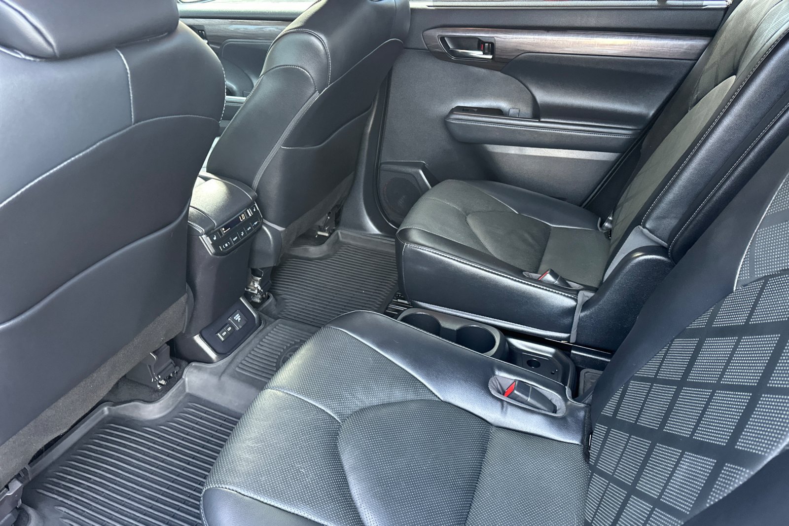 Used 2022 Toyota Highlander Platinum AWD/4WD image 11