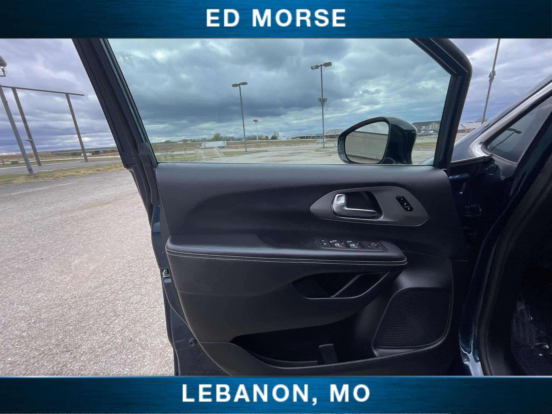 Used 2025 Chrysler Pacifica Select FWD image 21