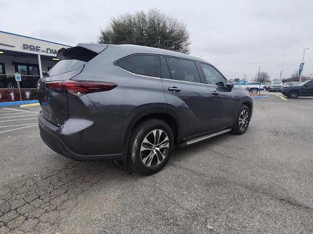 Used 2024 Toyota Highlander XLE image 3