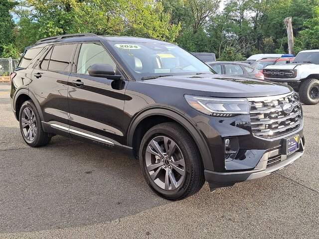 Certified 2025 Ford Explorer Active w/ Active Comfort Package AWD/4WD image 2