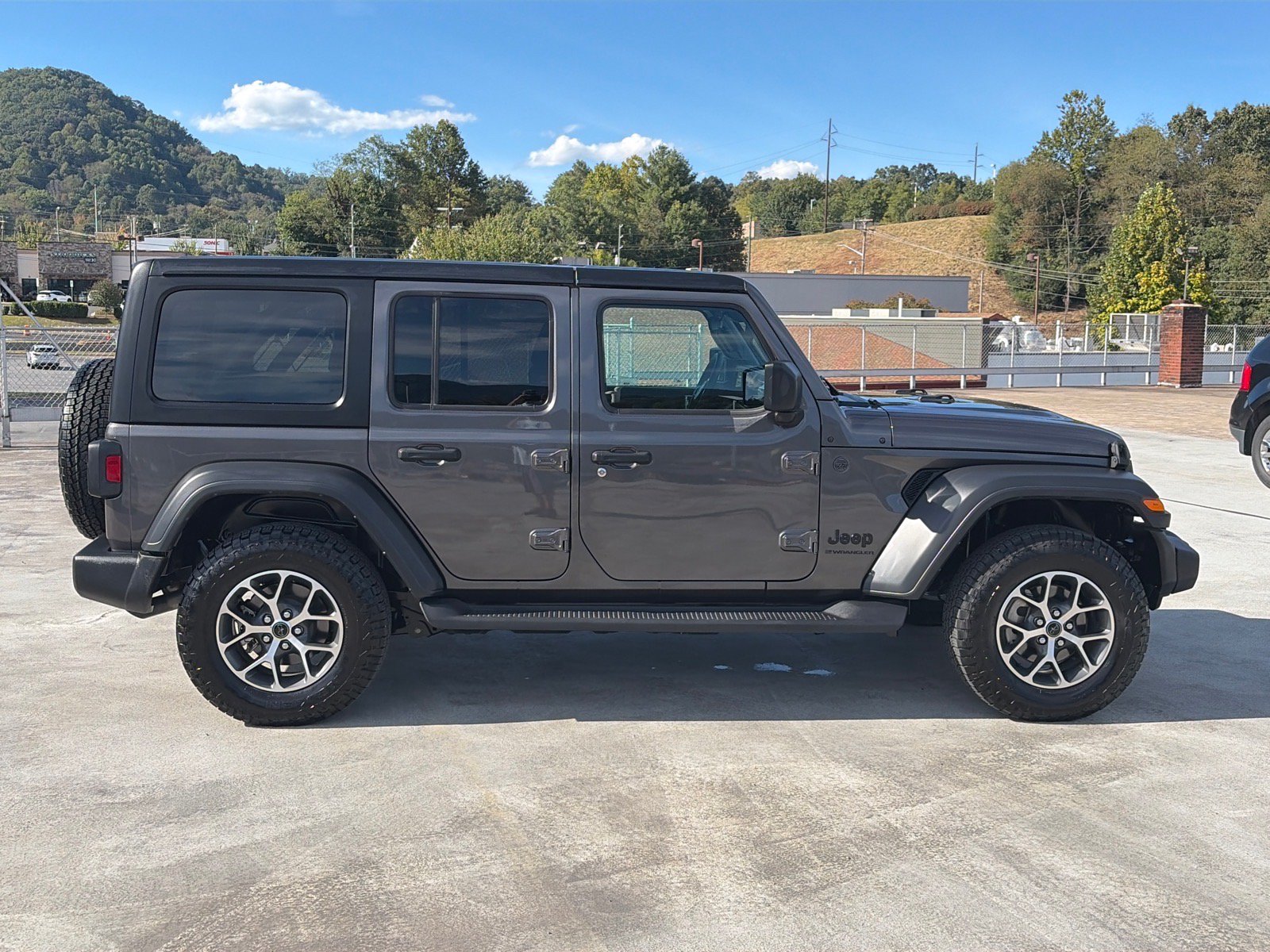 Used 2024 Jeep Wrangler Unlimited Sport AWD/4WD image 2