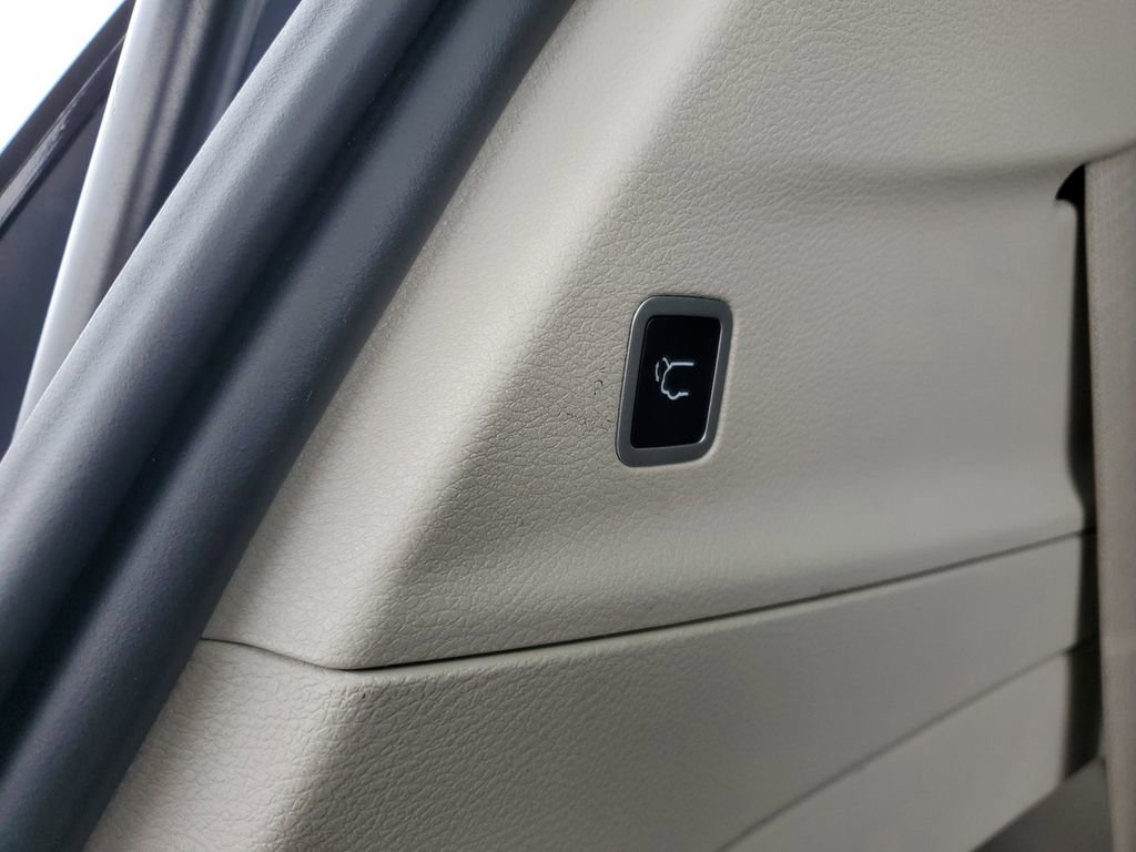 Used 2023 Chrysler Pacifica Touring-L image 32