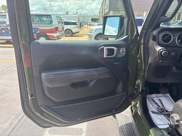 Used 2023 Jeep Wrangler Unlimited Sahara w/ Cold Weather Group AWD/4WD image 17