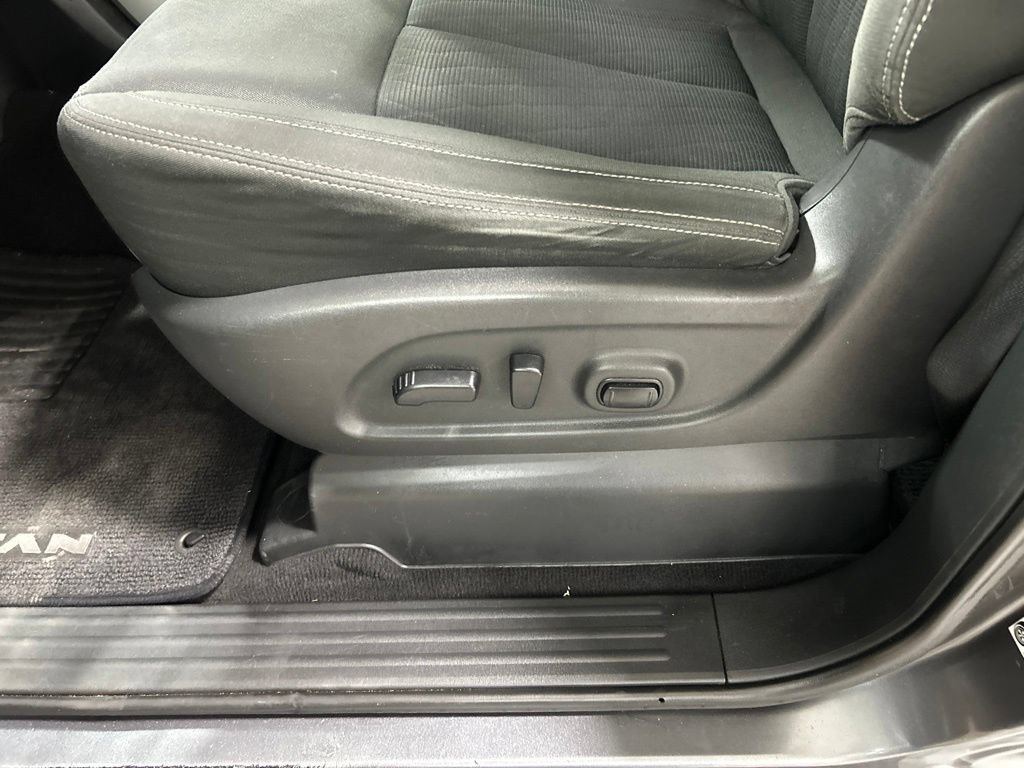 Used 2017 Nissan Titan SV AWD/4WD image 11