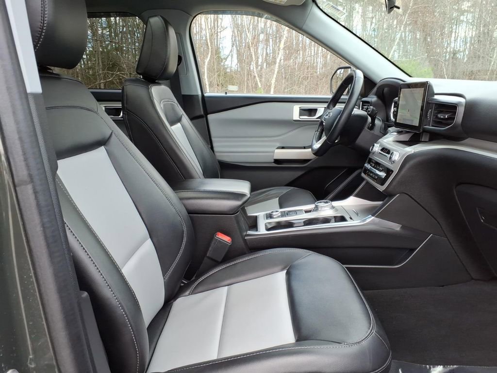 Certified 2022 Ford Explorer XLT w/ Equipment Group 202A AWD/4WD image 11