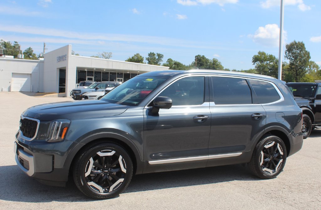 Used 2023 Kia Telluride EX w/ EX Captain's Chair Package FWD image 6