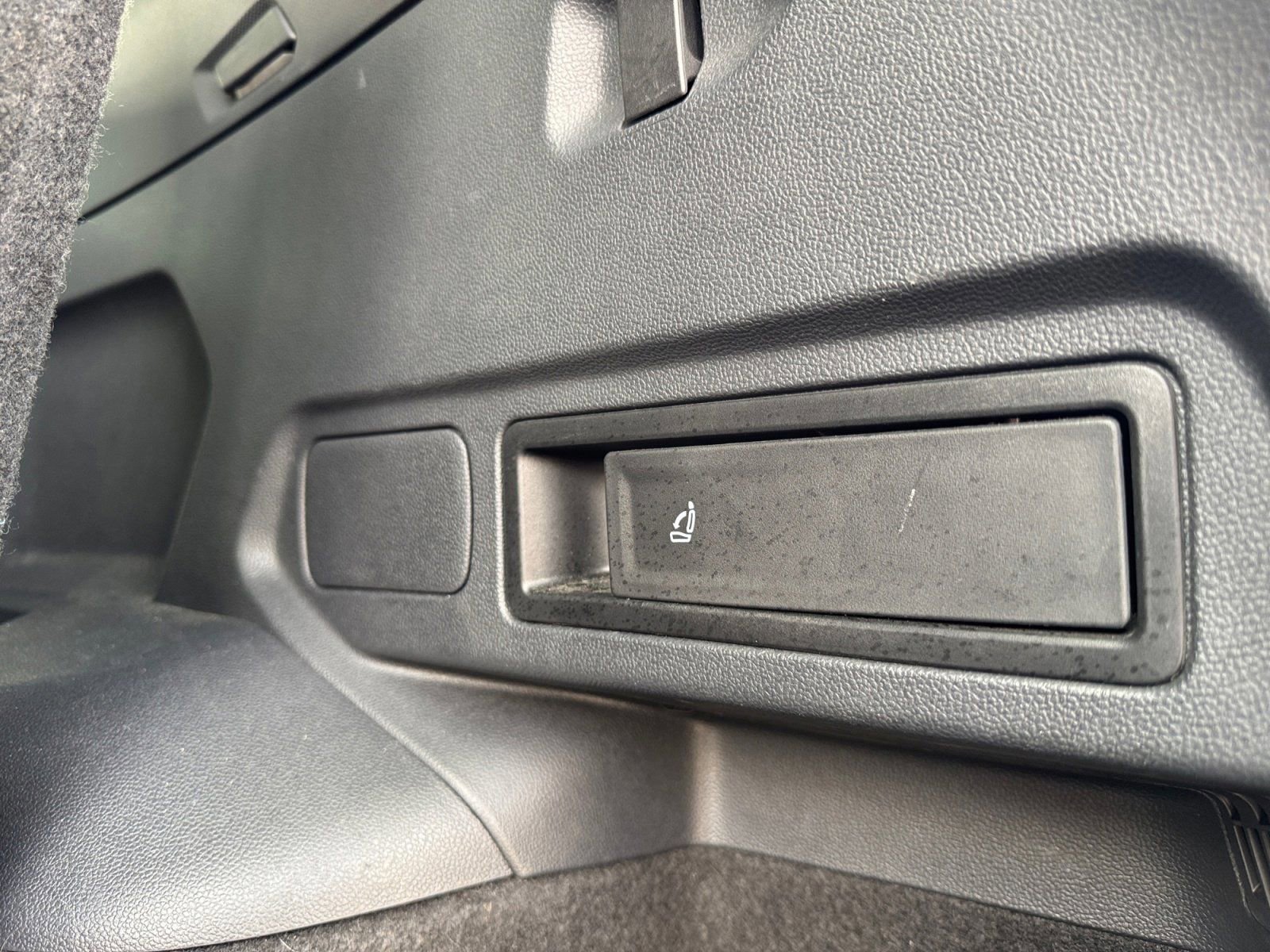 Used 2020 Volkswagen Tiguan SE R-Line image 17