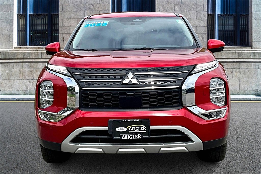 Used 2023 Mitsubishi Outlander SE image 3