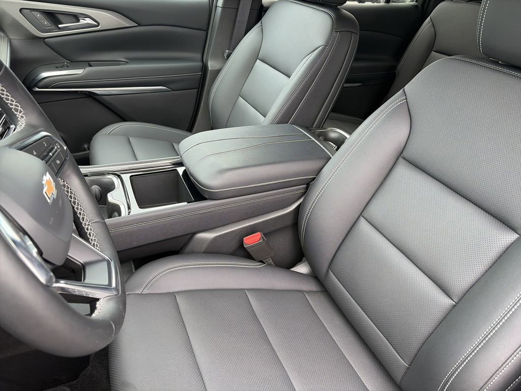 Used 2025 Chevrolet Traverse LT w/ Driver Confidence Package FWD image 12