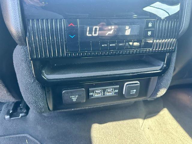 Used 2023 Jeep Wagoneer L Series II AWD/4WD image 11