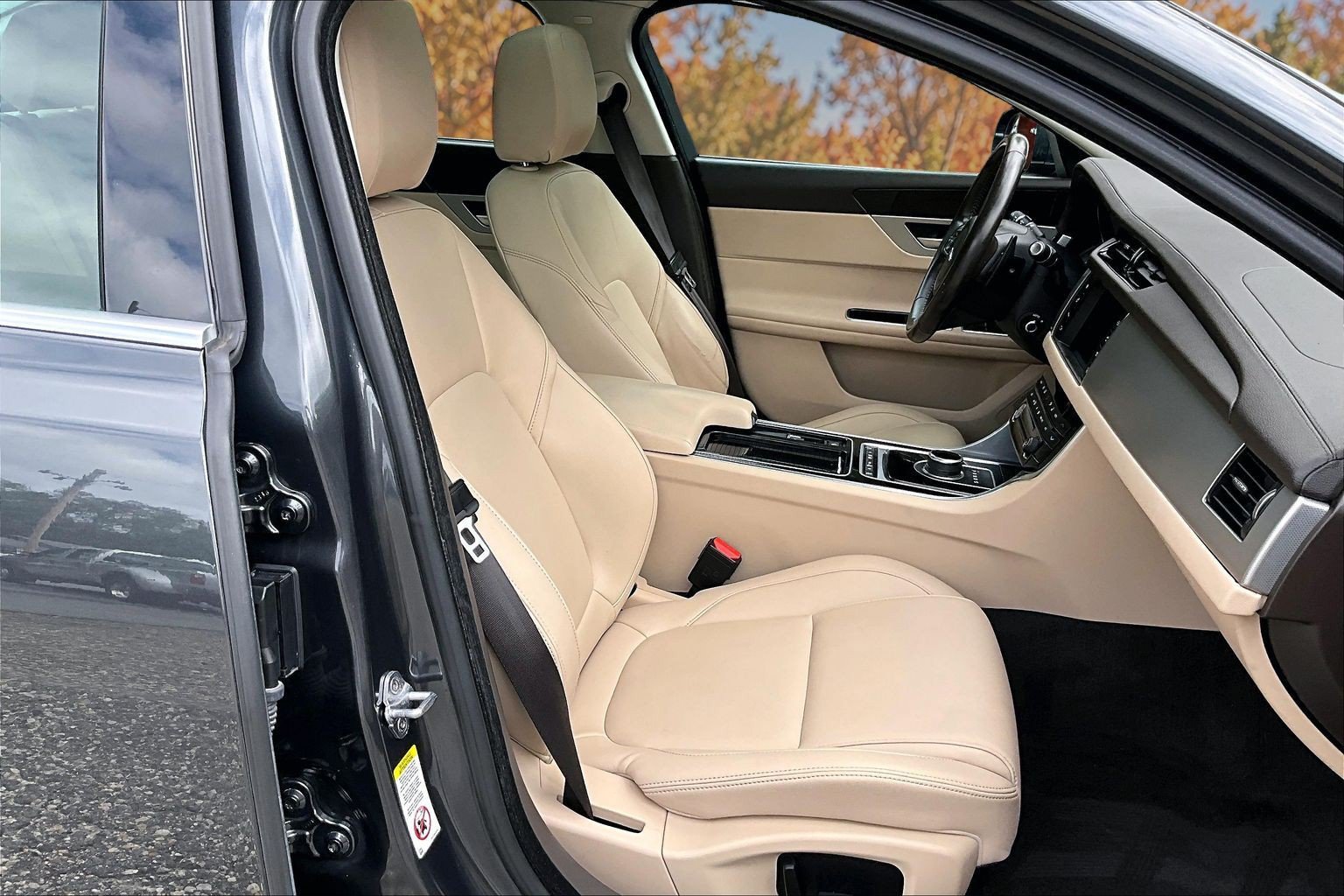 Used 2017 Jaguar XF Premium AWD/4WD image 7