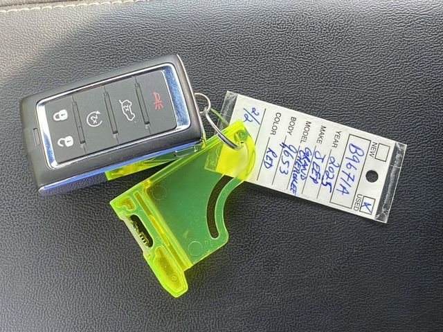 Used 2025 Jeep Grand Cherokee Laredo X w/ Luxury Tech Group I image 33