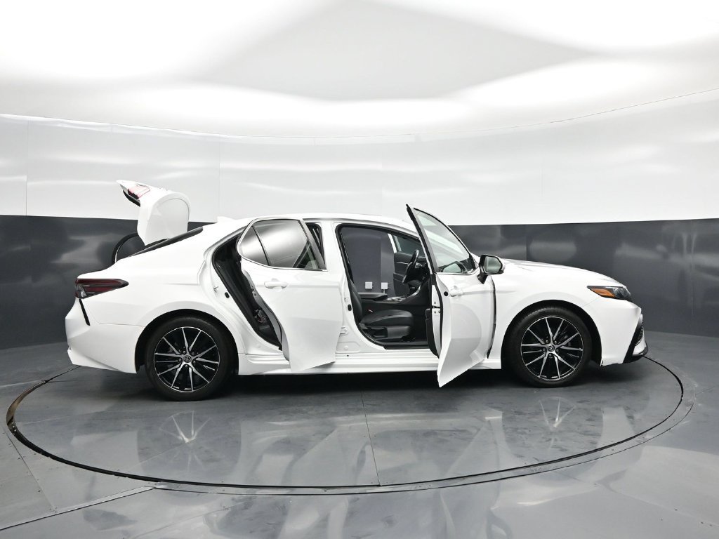 Used 2023 Toyota Camry SE w/ Cold Weather Package FWD image 4
