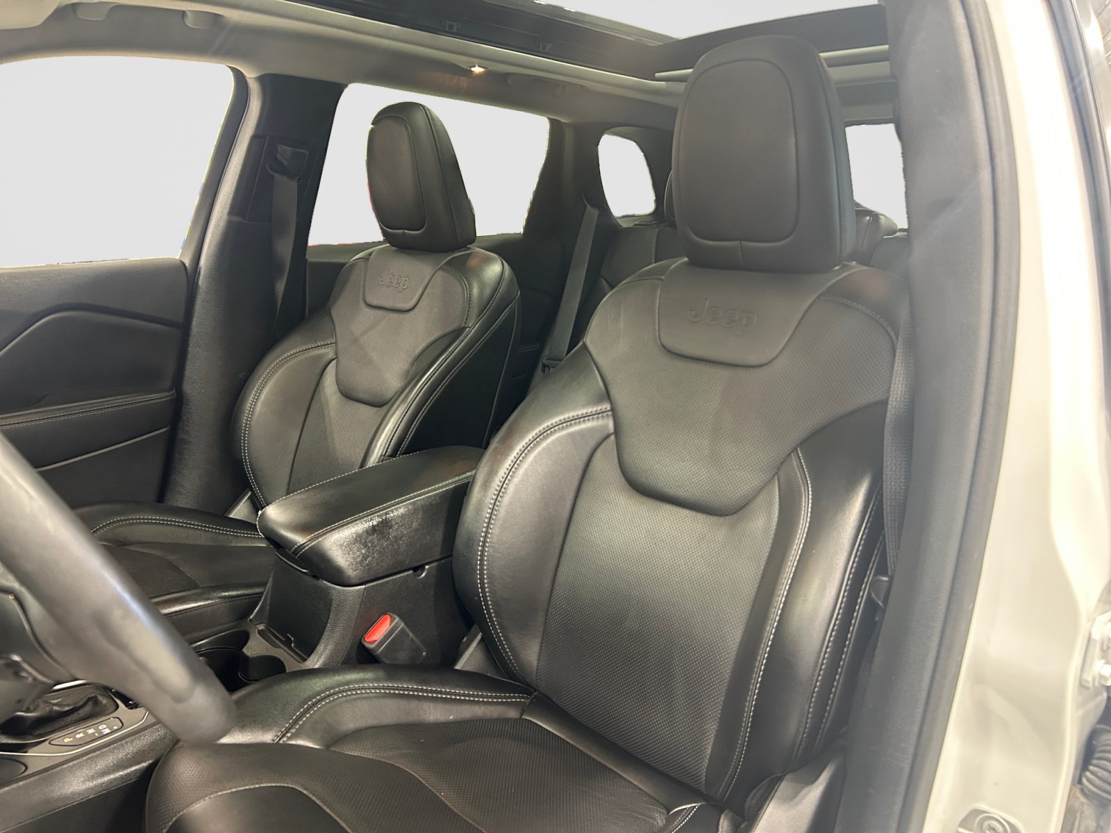 Used 2022 Jeep Cherokee Limited AWD/4WD image 11