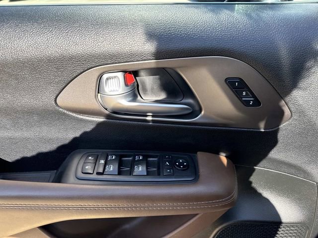 Used 2018 Chrysler Pacifica Limited image 21