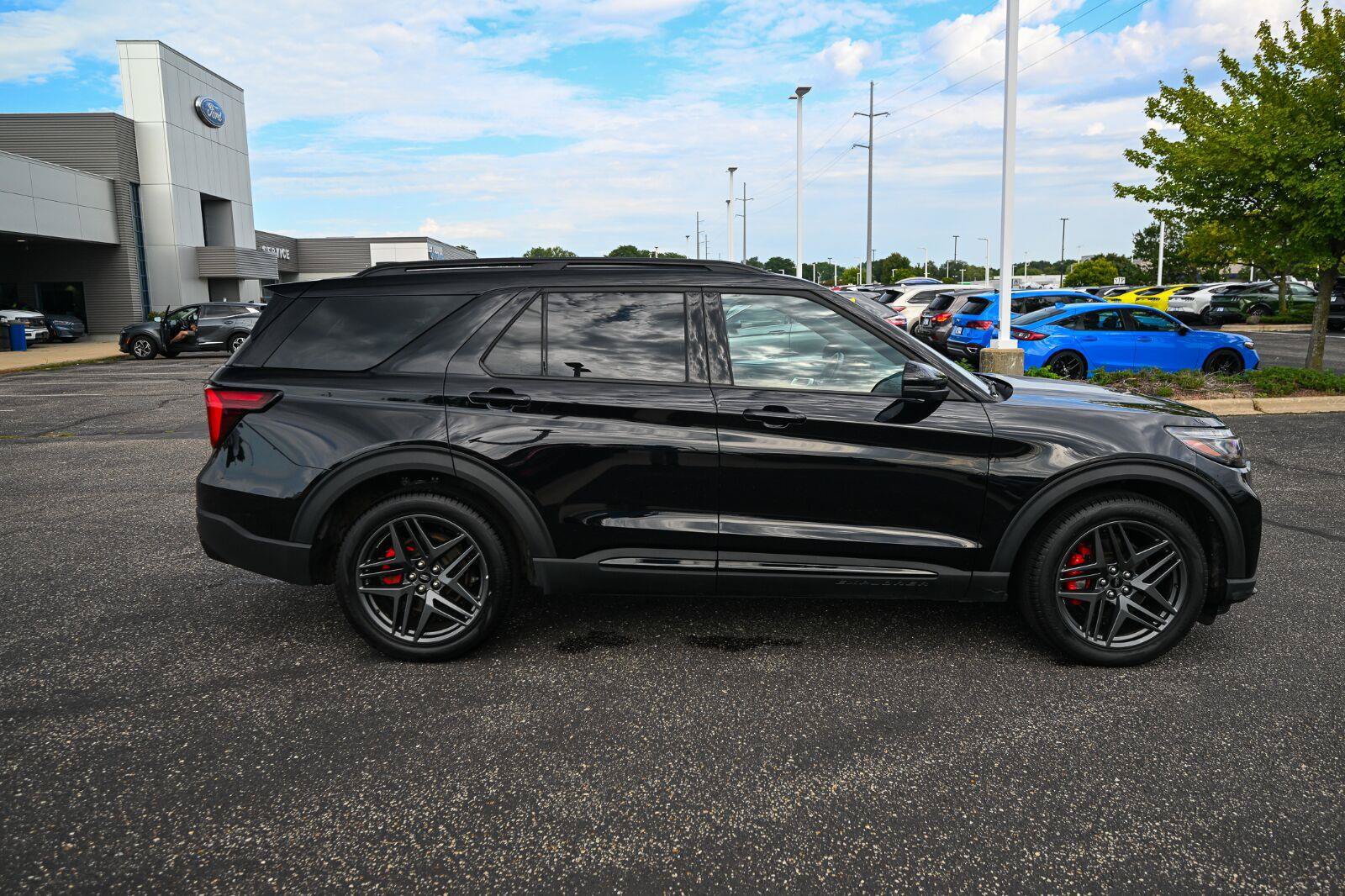 Certified 2025 Ford Explorer ST AWD/4WD image 3