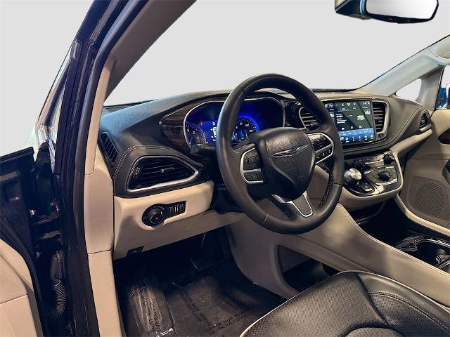 Used 2023 Chrysler Pacifica Limited image 9