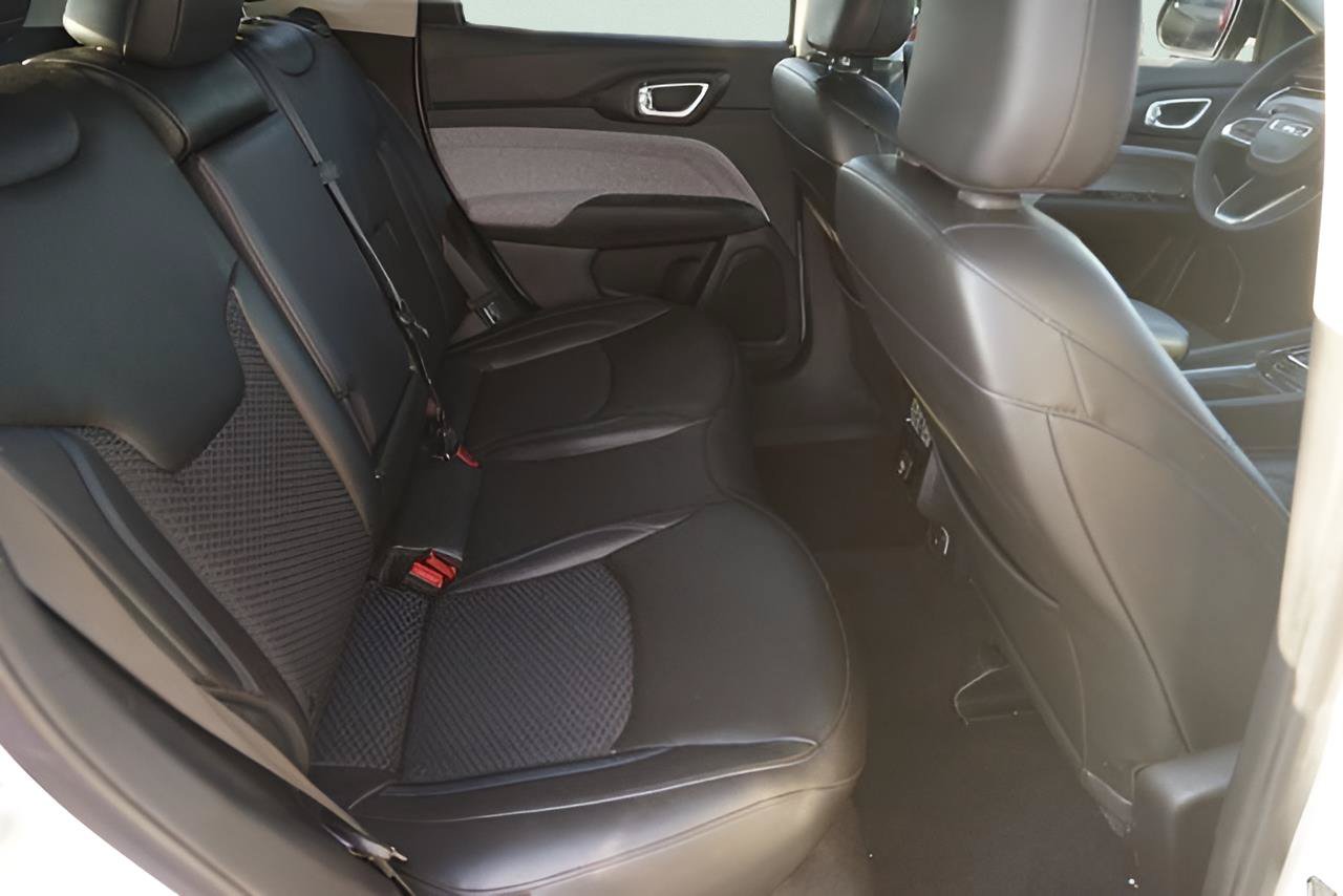Used 2022 Jeep Compass Latitude FWD image 15