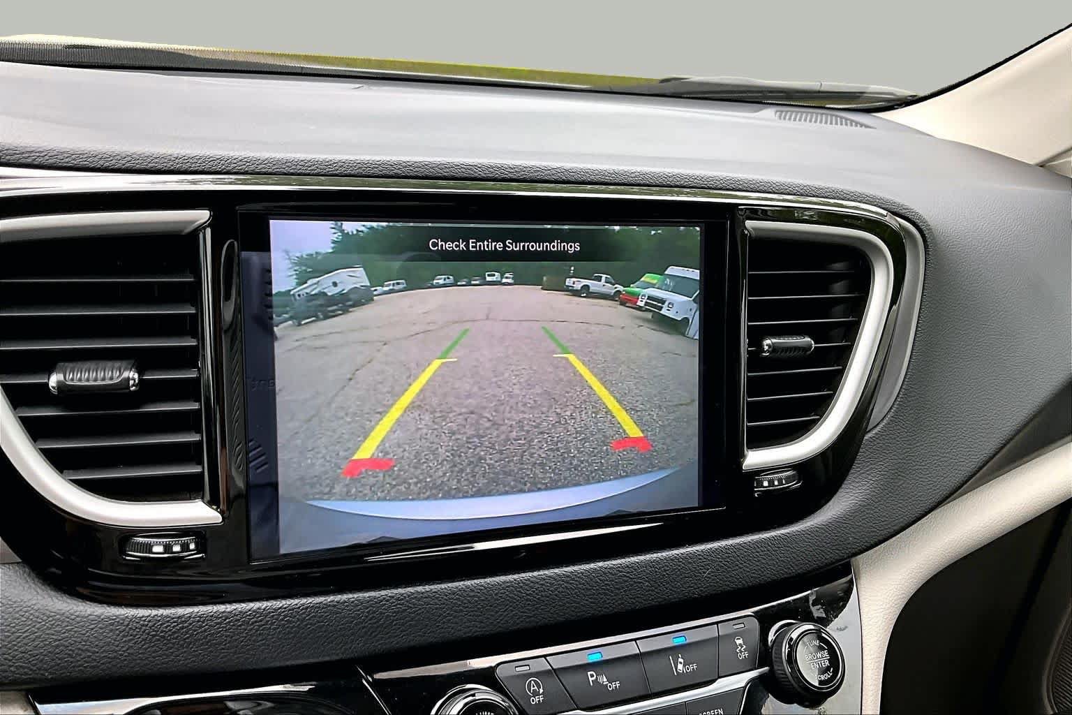 Used 2023 Chrysler Pacifica Touring-L FWD image 29
