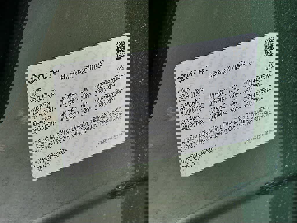 Used 2025 Rivian R1S Adventure AWD/4WD image 24