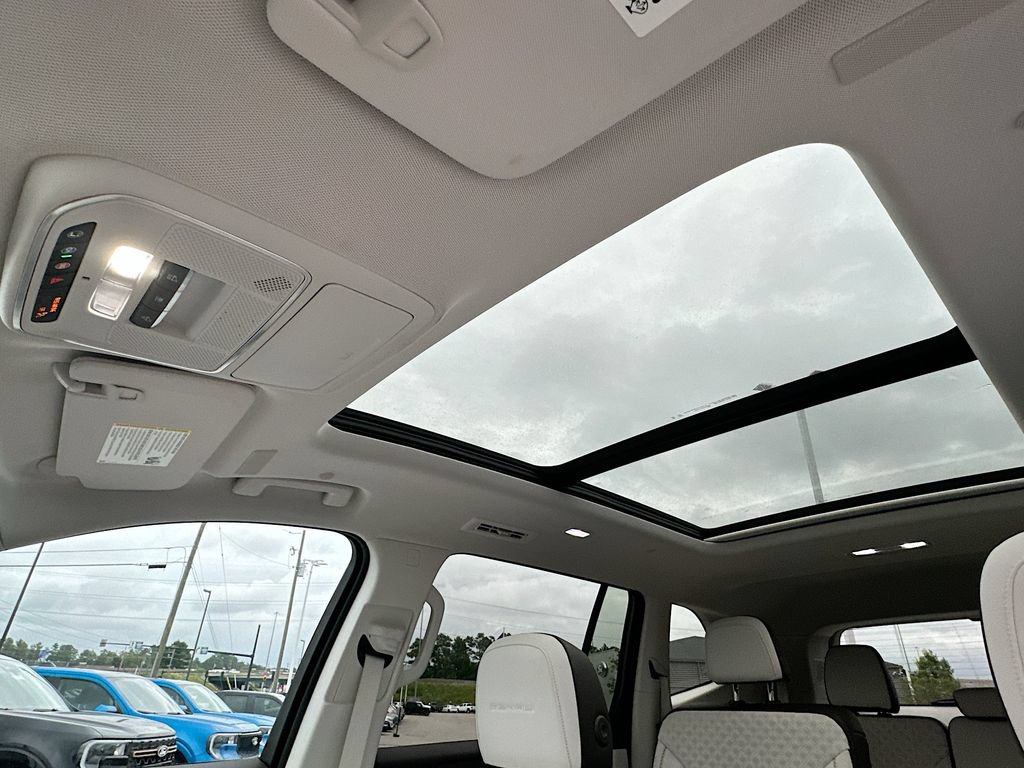 Used 2024 GMC Acadia Denali w/ Super Cruise Package FWD image 11