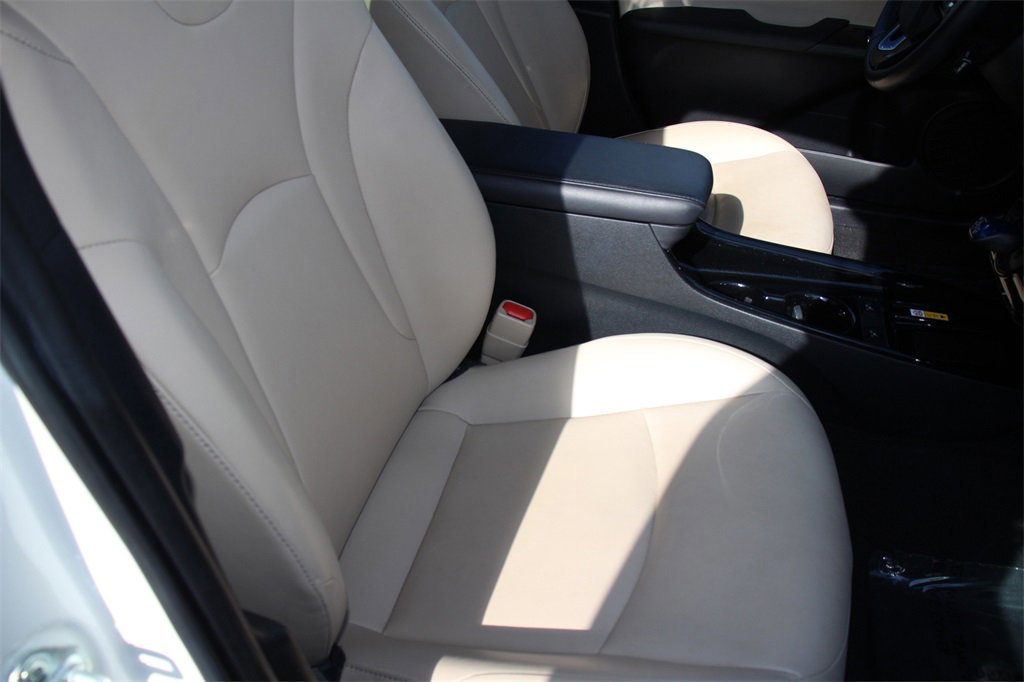 Used 2019 Toyota Prius XLE image 27