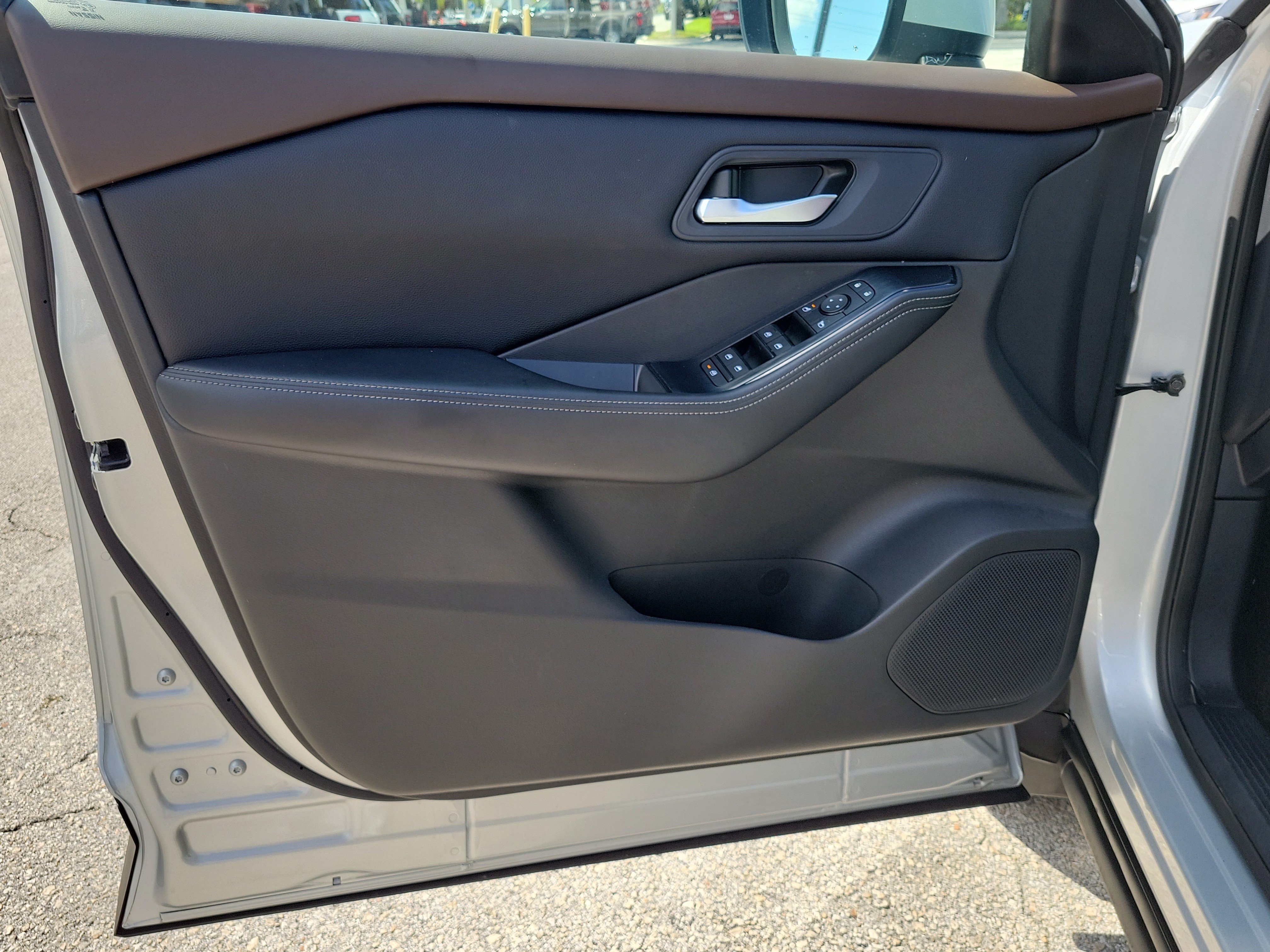 Used 2023 Nissan Rogue SV FWD image 18
