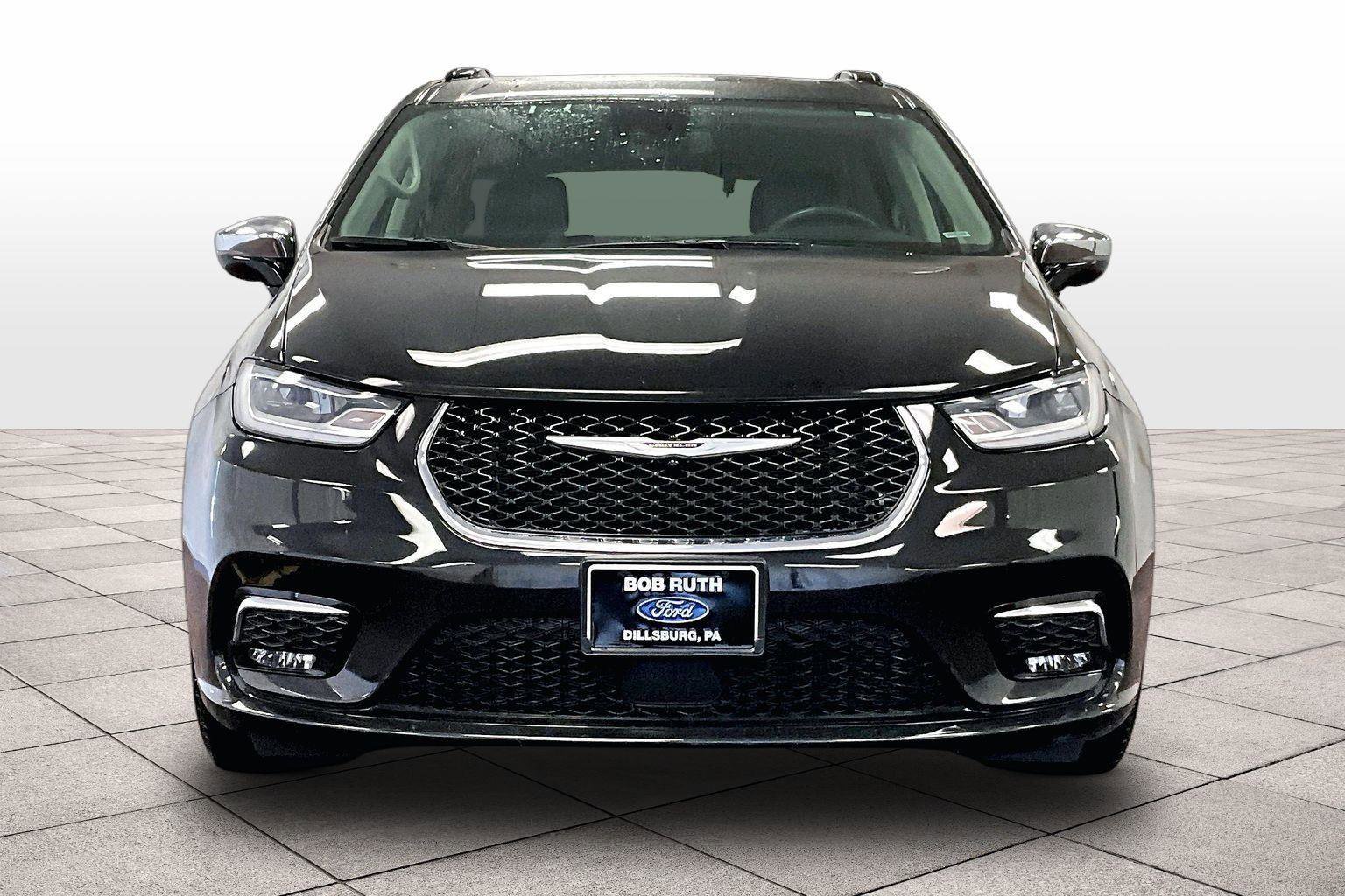 Used 2023 Chrysler Pacifica Limited image 3