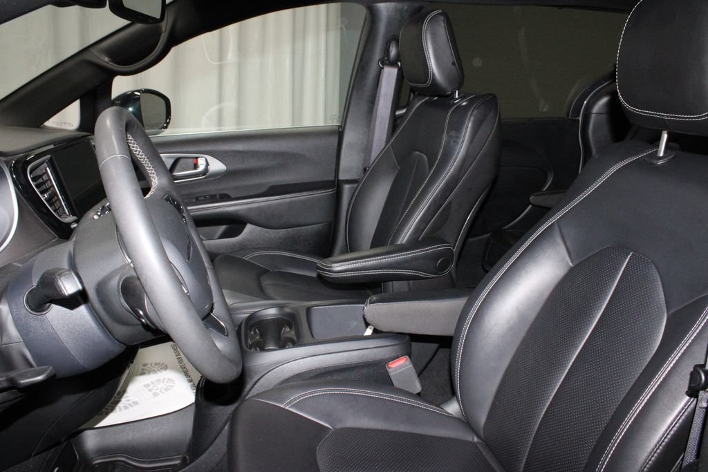 Used 2025 Chrysler Pacifica Select FWD image 24
