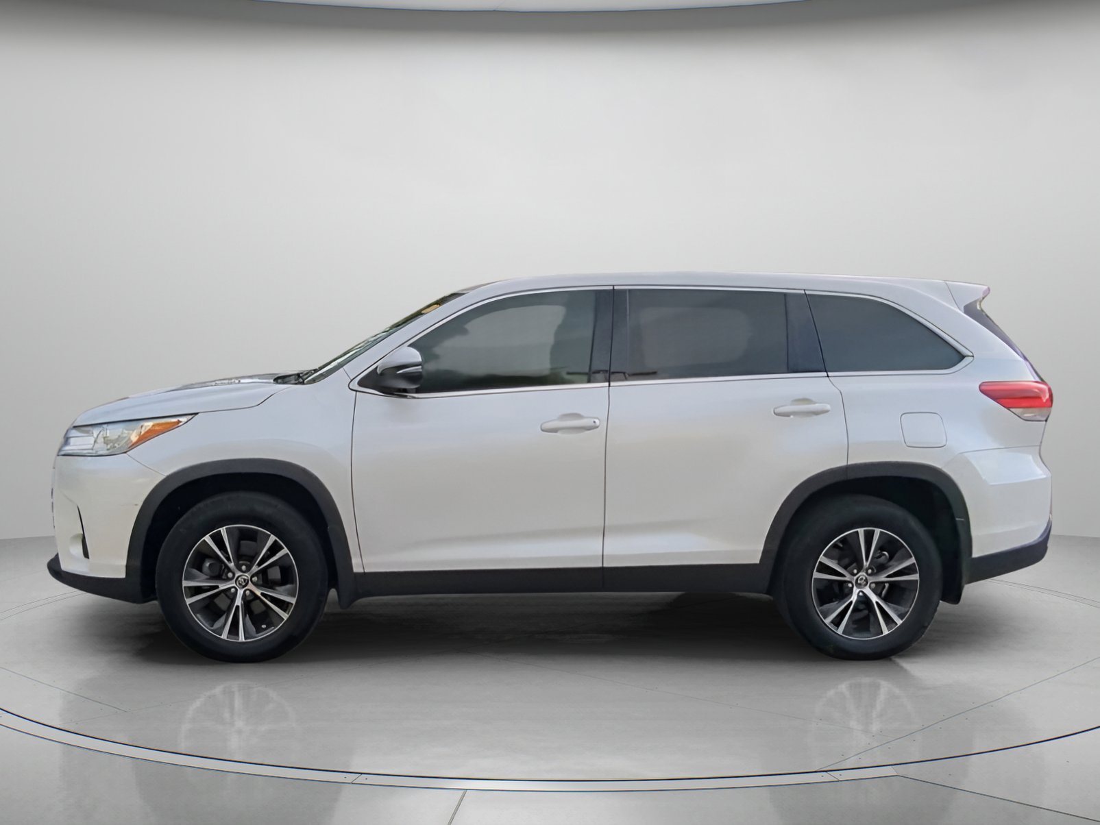 Used 2019 Toyota Highlander LE FWD image 16