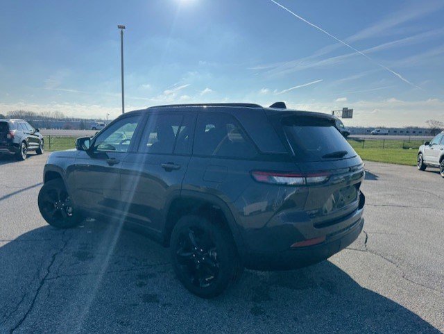 Used 2024 Jeep Grand Cherokee Limited w/ Black Appearance Package image 3