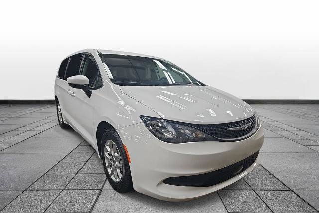 Used 2023 Chrysler Voyager LX FWD image 3