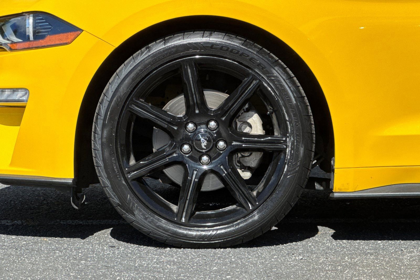 Certified 2018 Ford Mustang Coupe w/ Black Accent Pkg image 26