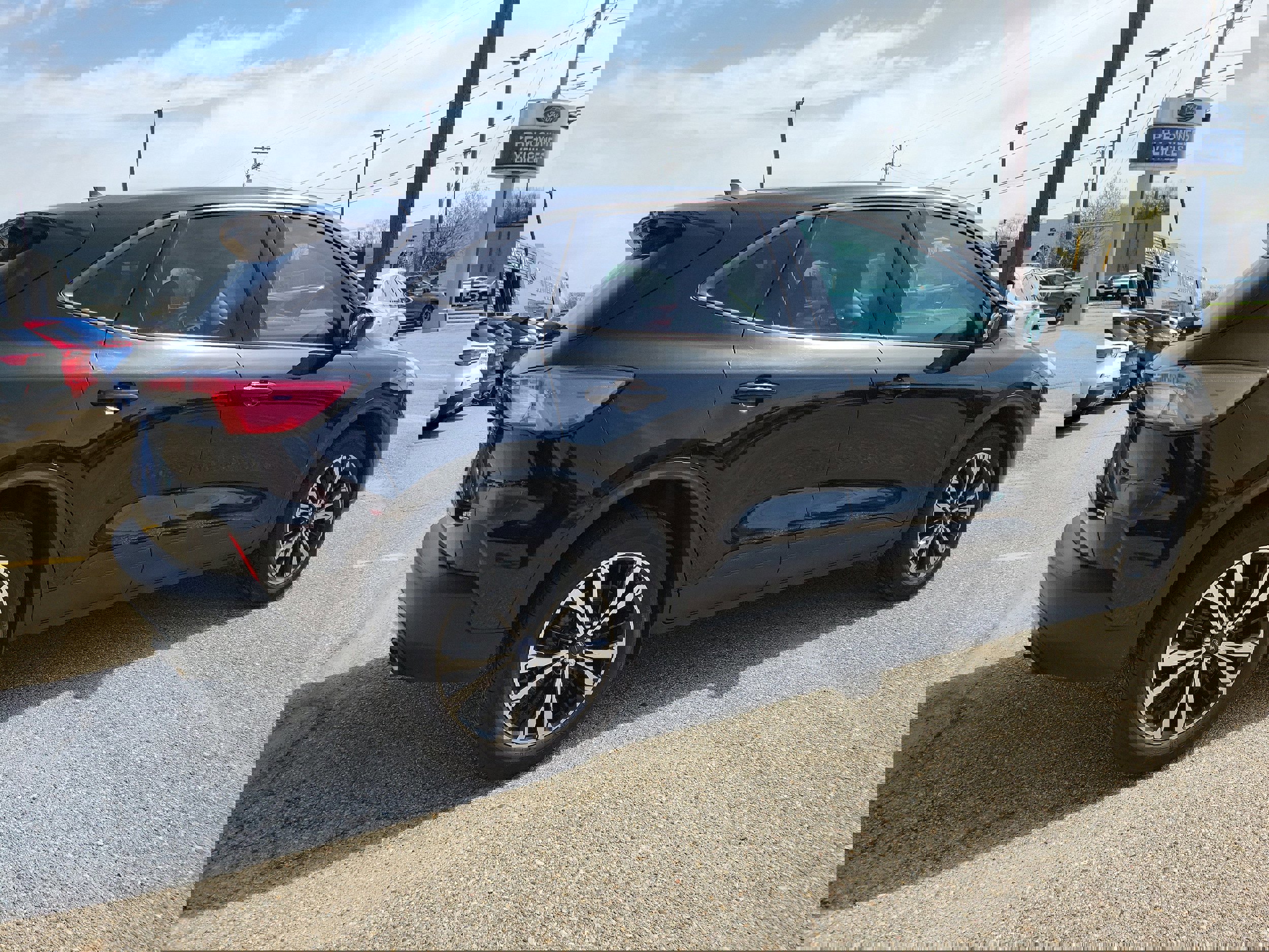 Certified 2022 Ford Escape SE w/ SE Sport Appearance Package AWD/4WD image 3