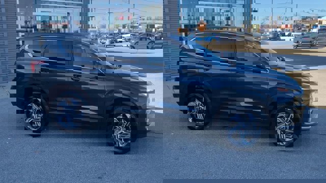 Used 2023 Hyundai Santa Fe SE image 3