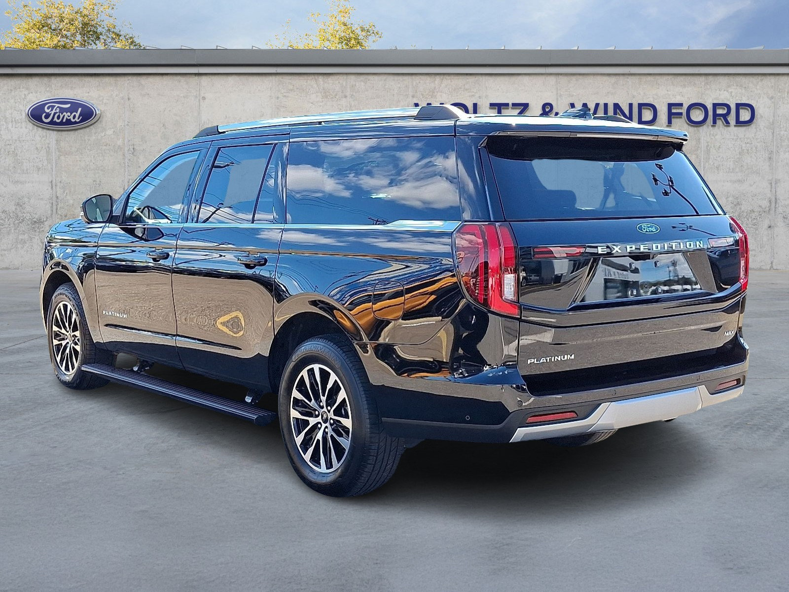 Certified 2025 Ford Expedition Max Platinum AWD/4WD image 4