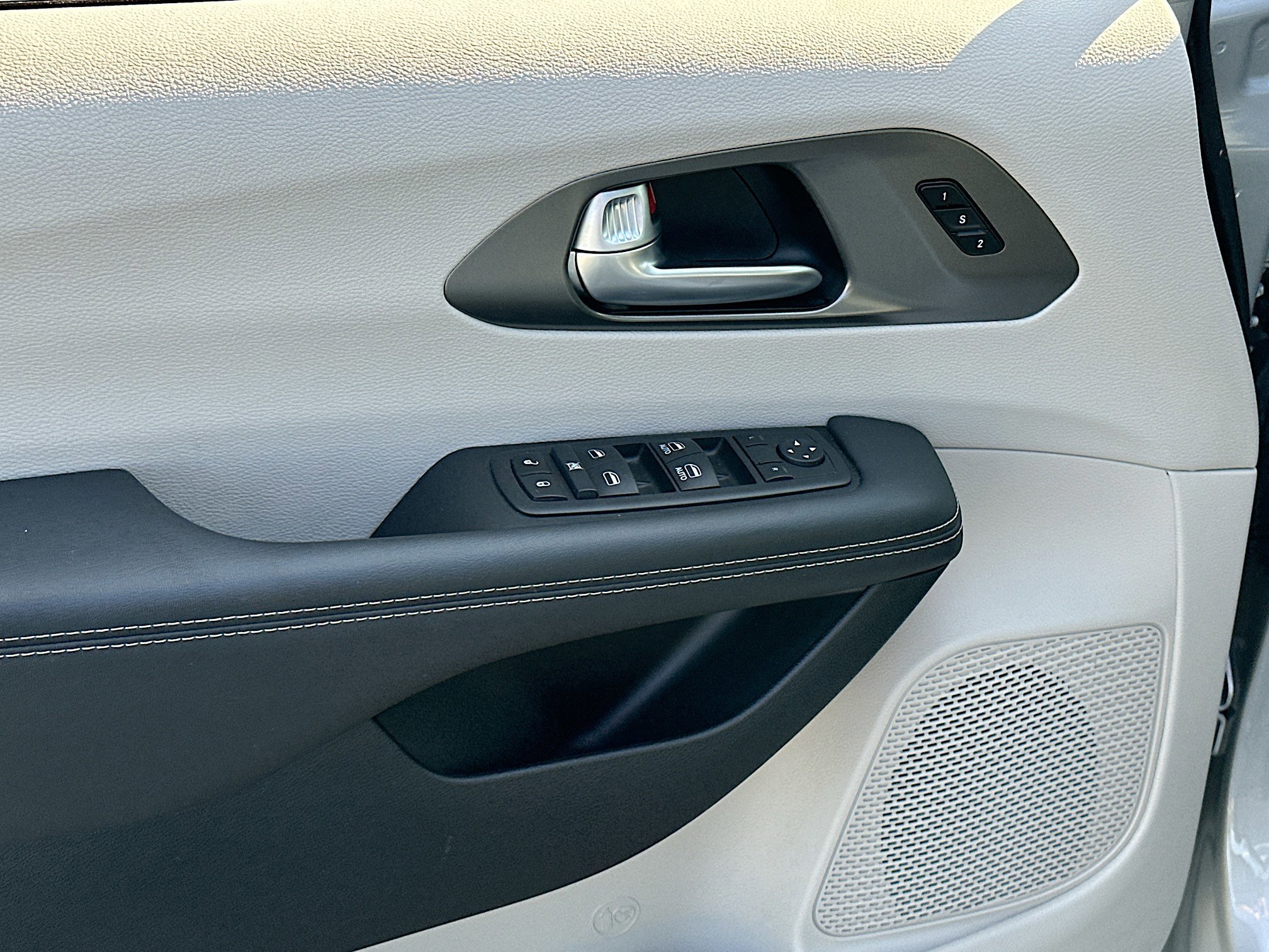 Used 2024 Chrysler Pacifica Touring-L image 17