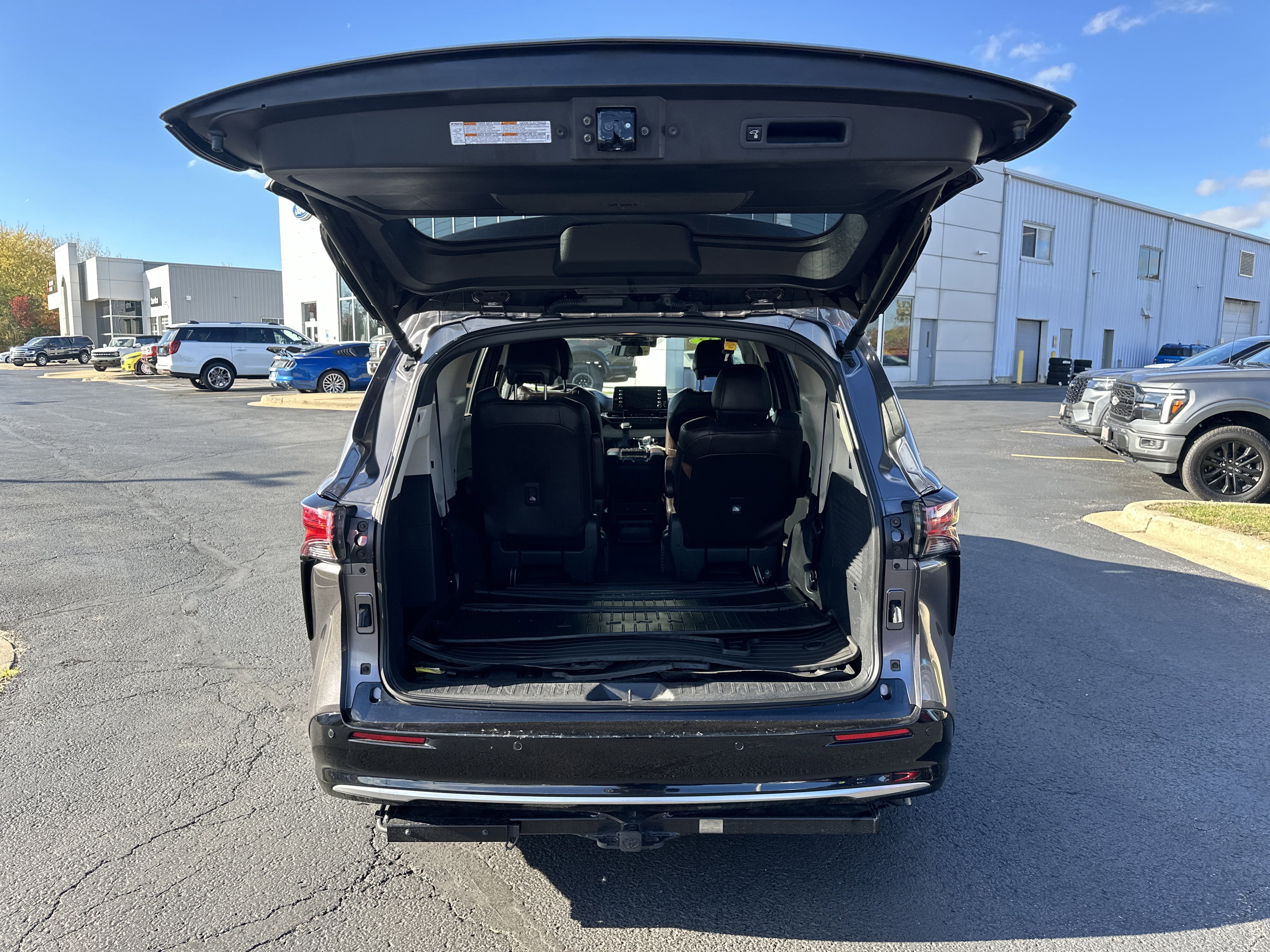 Used 2023 Toyota Sienna Platinum image 9