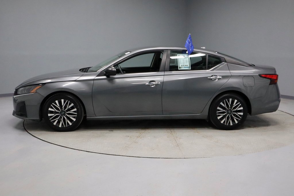 Used 2024 Nissan Altima 2.5 SV image 2
