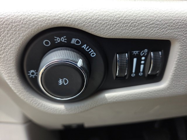 Used 2023 Chrysler Pacifica Touring-L FWD image 31