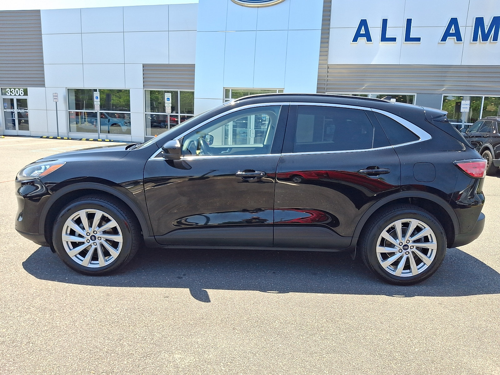 Certified 2022 Ford Escape Titanium w/ Titanium Elite Package AWD/4WD image 6